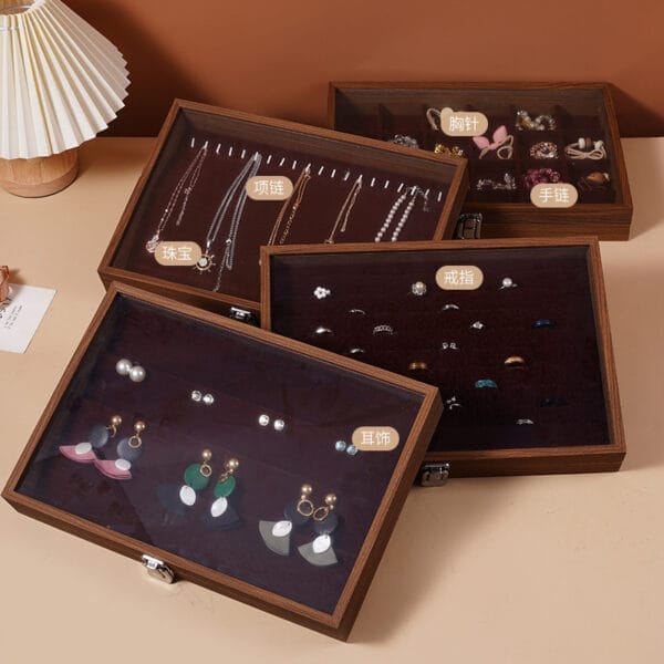 Schmuckschatulle aus Holz mit Fächern für Halsketten, Ohrringe, Ringe und Armbänder. Walnuss-Finish.