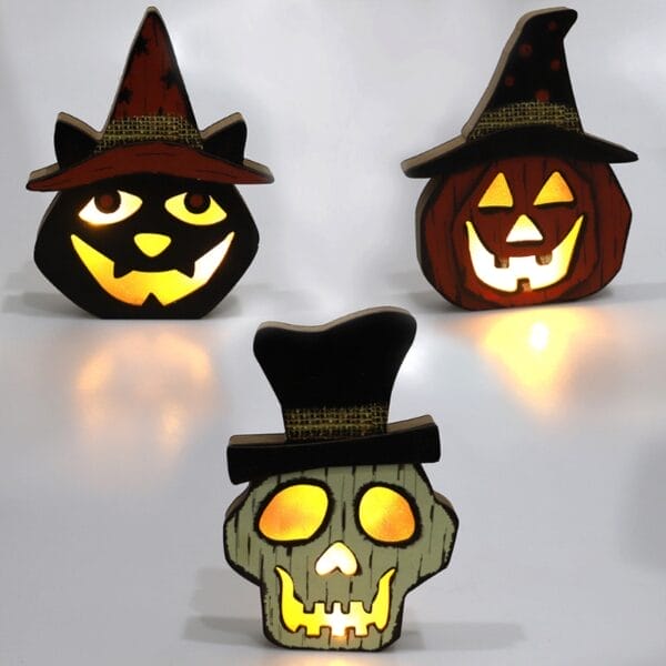 Drei beleuchtete Halloween-Deko: schwarze Katze, Kürbis und Totenkopf. Aus Holz, festlich.