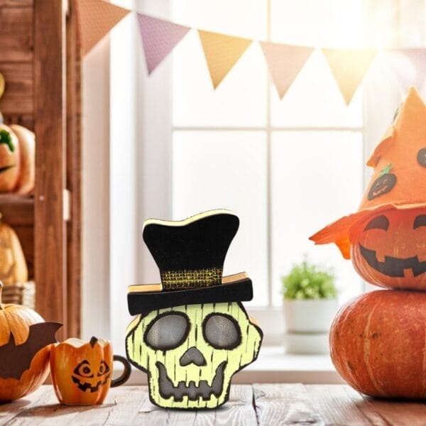 Hölzerner Halloween-Totenkopf mit Zylinder, festliche Dekoration.