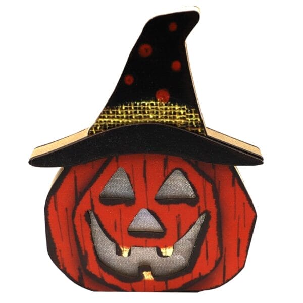 Hölzerne Halloween-Kürbislaterne mit Hexenhut. Festliche Dekoration.