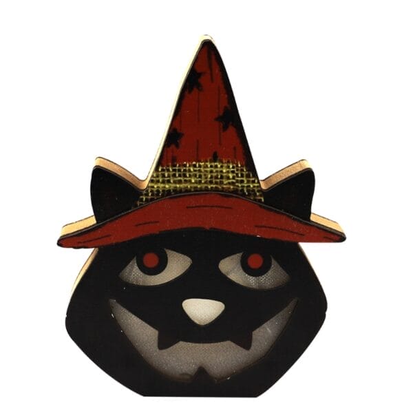 Hölzerne schwarze Katze als Halloween-Dekoration mit rotem Hexenhut. Festliche Halloween-Deko.
