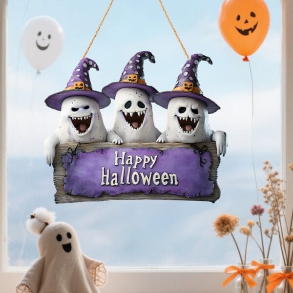 Drei freundliche Geister mit Hexenhüten halten ein „Happy Halloween“-Schild.