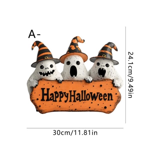 Drei Geister in Hexenhüten halten ein „Happy Halloween“-Schild.
