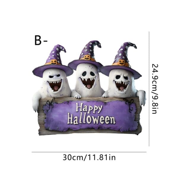 Drei grinsende Geister mit Hexenhüten halten ein „Happy Halloween“-Schild.