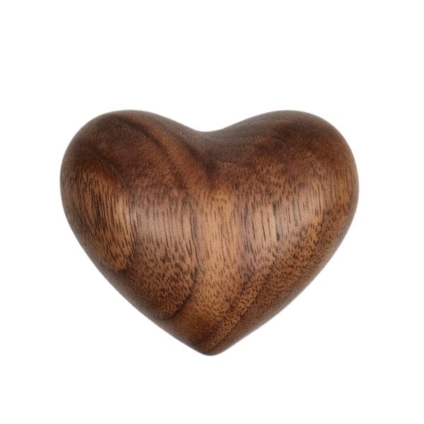 Handgeschnitztes Herz aus Walnussholz, perfekte Hochzeitsdekoration.