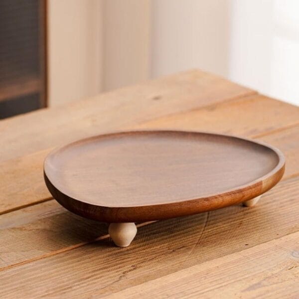 Serviertablett aus Akazienholz mit erhöhten Füßen. Perfekt für Snacks.