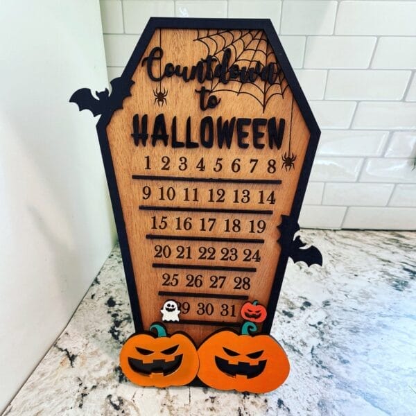 Halloween-Countdown-Kalender: Holzsarg-Design mit Zahlen, Fledermäusen, Kürbissen und Spinnennetz.