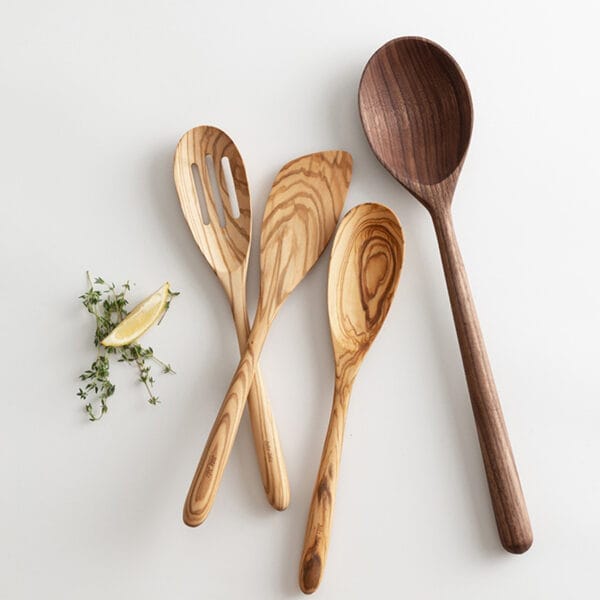 Kochutensilien-Set aus Holz: Spatel und Löffel aus Olivenholz, Servierlöffel aus Walnussholz. Großhandels-Küchenutensilien.