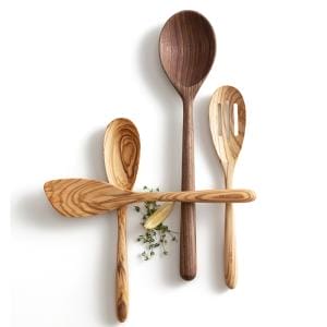 Set mit Kochutensilien aus Holz: Löffel und Spatel. Holz Kochbesteck.