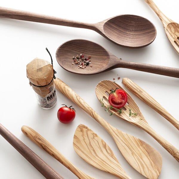 Kochutensilien aus Holz: Spatel aus Olivenholz und Löffel aus Walnussholz. Großhandel mit Kochutensilien.