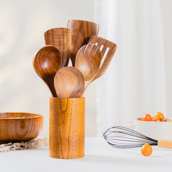 Kochutensilien-Set aus Akazienholz: Löffel, Pfannenwender und Schöpfkelle in einem Holzhalter.