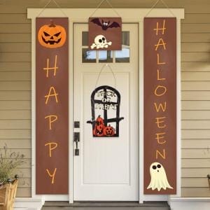 Halloween-Türdekorationen: „Happy“- und „Halloween“-Banner, Totenkopf- und Fledermausschild und Grabstein-Fensterbehang.