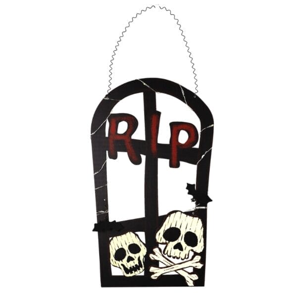 Halloween-Dekoration: Hölzernes Schild in Form eines Grabsteins mit „RIP“, Totenköpfen und gekreuzten Knochen.