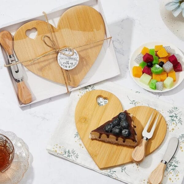 Herzförmiges Servierbrett aus Bambus mit Käsemesser und -gabel. Ideal für Käse, Snacks oder Desserts.