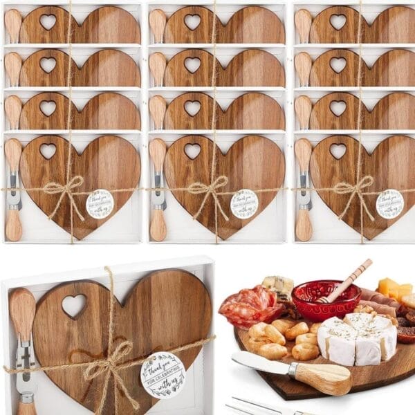Set herzförmiger Käsebretter aus Holz mit Messern. Perfekt für Hochzeiten oder Partys. Inklusive Etikett „Danke, dass Sie mit uns gefeiert haben“.
