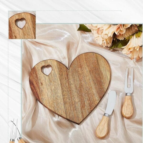 Herzförmiges Servierbrett aus Holz mit Käsemessern. Perfekt für Snacks und Käse.