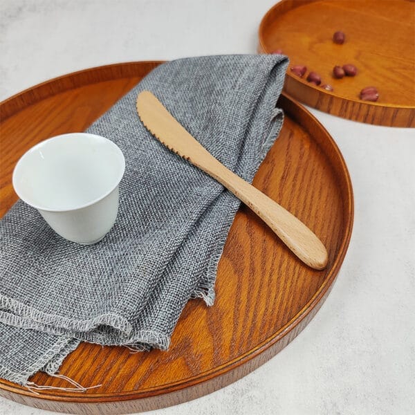 Rundes Holztablett, japanische Servierplatte, Erlenholz, Großhandel. Kleine Tasse und Holzaufstrich.