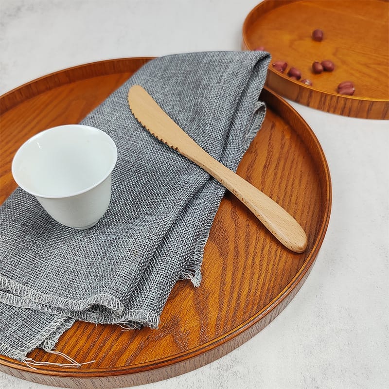 Rundes Holztablett, japanische Servierplatte, Erlenholz, Großhandel. Kleine Tasse und Holzaufstrich.