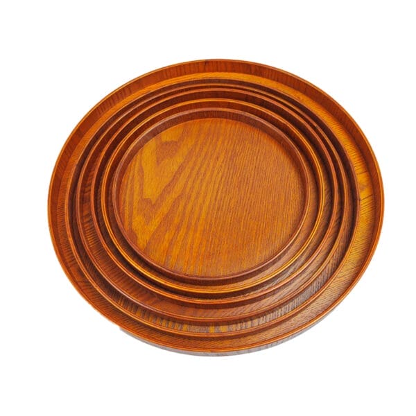 Satz ineinander stapelbarer runder Holztabletts. Japanische Servierplatten aus Erlenholz, perfekt für den Großhandel.