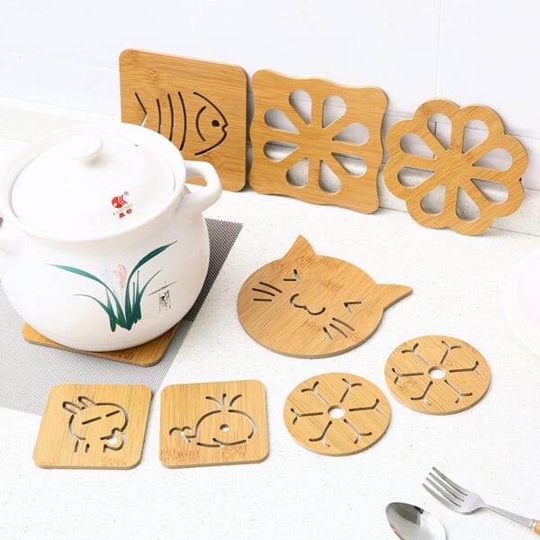 Set aus niedlichen, kreativen Holzuntersetzern mit verschiedenen Designs, darunter Tiere und Blumen. Perfekt für Küche oder Esstisch.