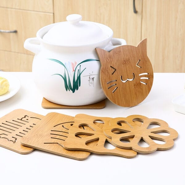 Set aus niedlichen, kreativen Holzuntersetzern mit Katzen-, Fisch- und Blumenmotiven. Perfekt zum Schutz von Tischen.