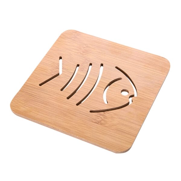 Quadratischer Bambusuntersetzer mit ausgeschnittenem Fischdesign. Lustiger Holzuntersetzer für Tische.