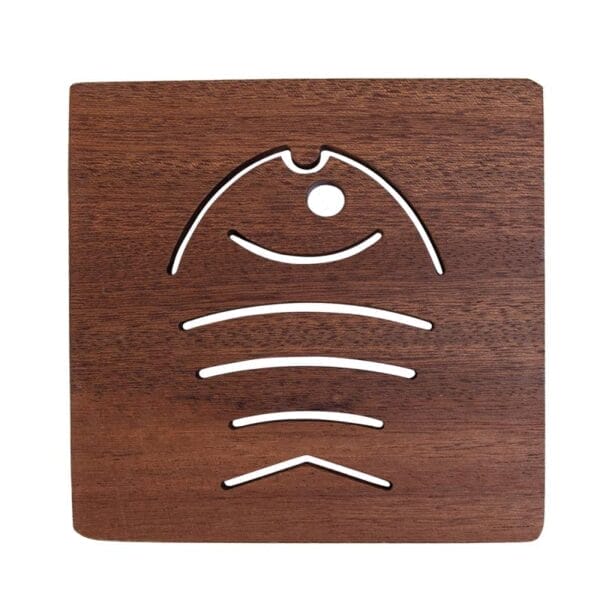 Dunkelbrauner quadratischer Holzuntersetzer mit ausgeschnittenem Fischdesign. Untersetzer aus Ebenholz für Tassen.