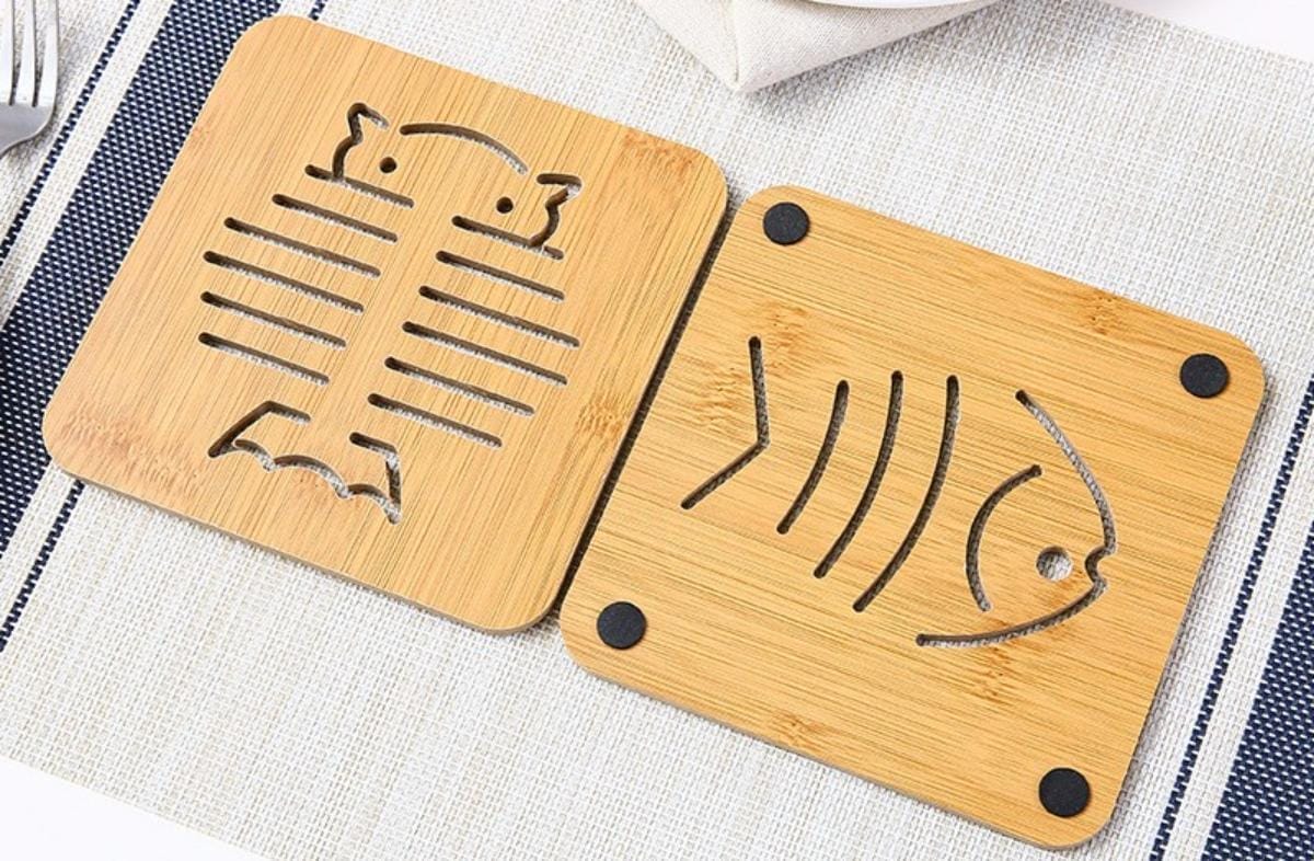 Zwei kreative Holzuntersetzer mit Fischgräten-Design. Holzuntersetzer für eine stilvolle Tischdekoration.