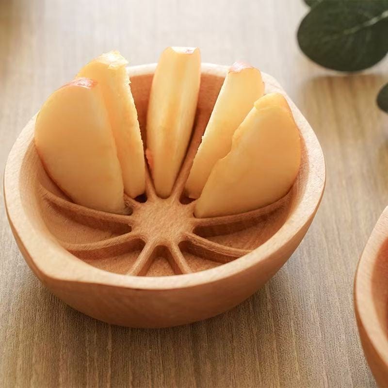 Holzschale mit Apfelscheiben. Kreative Obstschale aus Buche für Zuhause.