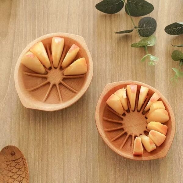 Zwei Holzschalen mit Apfelscheiben, ideal zum Servieren von Obst. Holzschälchen – perfekt für zu Hause.