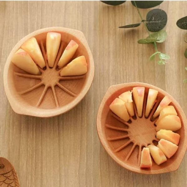 Zwei Buchenholzschalen mit Apfelscheiben, perfekt zum Servieren von Obst. Holzschälchen.