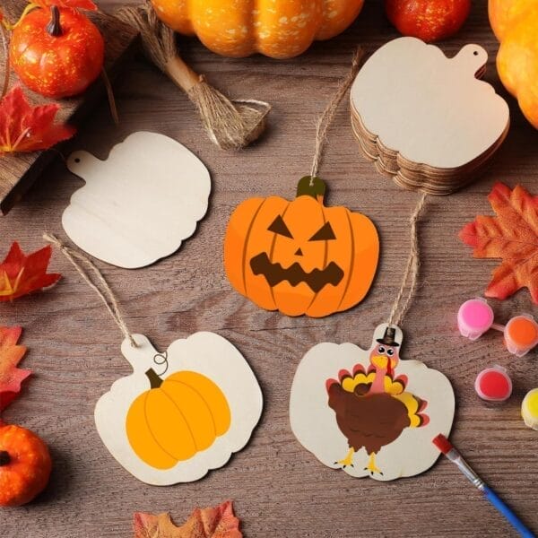 DIY-Halloween-Kürbisbasteln: Bemalen Sie Ihre eigenen Kürbisornamente aus Holz mit Herbstblättern und Farbe.