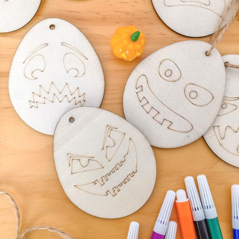 Hölzerne Halloween-Geisterornamente für die DIY-Dekoration für Kinder. Designs zum Ausmalen.