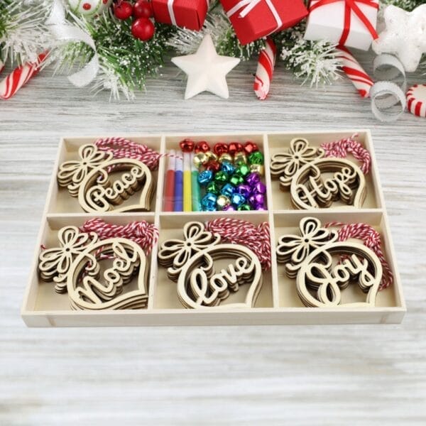 Weihnachtsschmuck-Set aus Holz mit ausgeschnittenen Buchstaben für Frieden, Hoffnung, Weihnachten, Liebe und Freude. Enthält Lackmarker und Glöckchen.