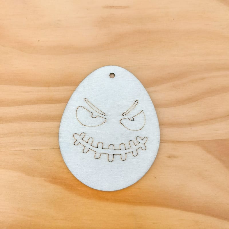 Hölzernes Halloween-Geisterei-Ornament. DIY-Bastelarbeit für Kinder.