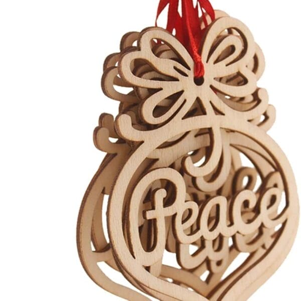 Mehrschichtiger Weihnachtsschmuck aus Holz mit „Peace“-Ausschnitt und roter Schleife.