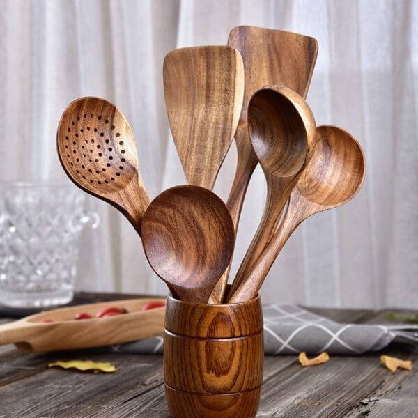 7-teiliges Kochutensilien-Set aus Teakholz im Holzhalter. Kochlöffel und Pfannenwender aus Holz.