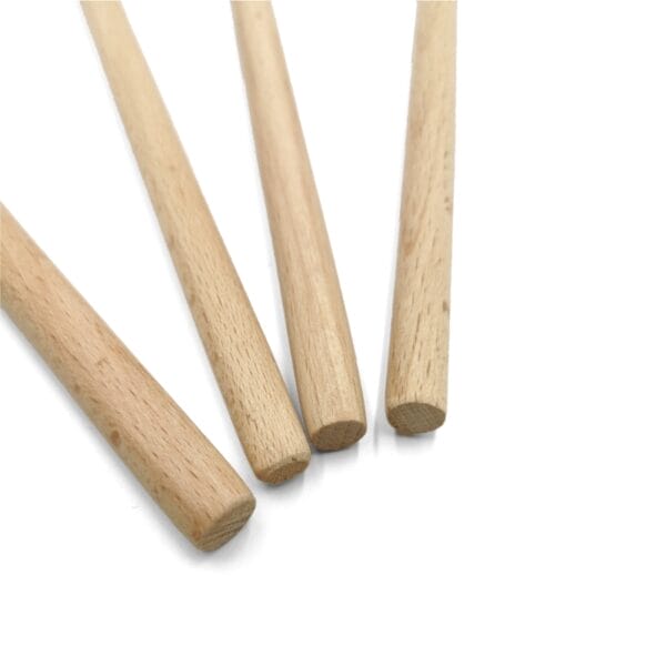 Vier Kochlöffel aus unbehandeltem Buchenholz, Nahaufnahme.