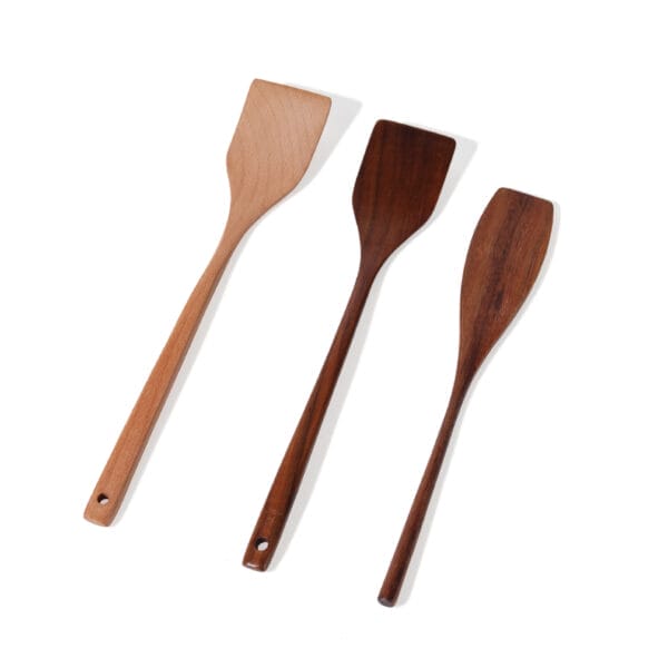 Drei Holzspatel, verschiedene Holzarten. Hochwertige Küchenutensilien aus Holz.