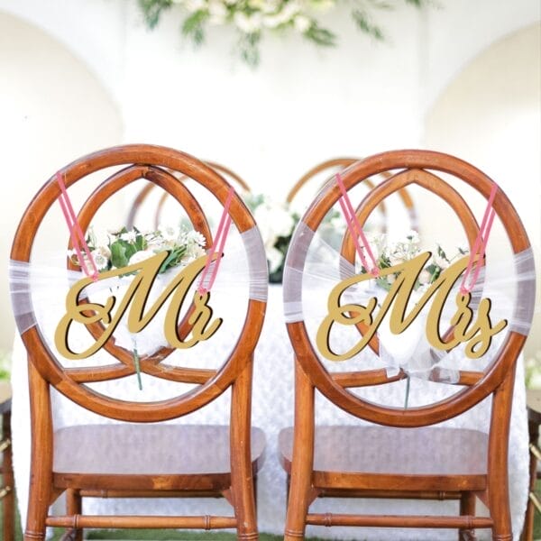 Stuhlschilder aus Holz mit der Aufschrift „Mr. & Mrs.“, perfekte Hochzeitsdekoration.