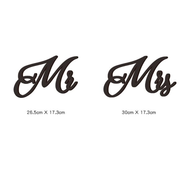 Hölzerne „Mr. & Mrs.“-Schilder zur Stuhldekoration bei Hochzeiten. 26,5 cm x 17,3 cm und 30 cm x 17,3 cm