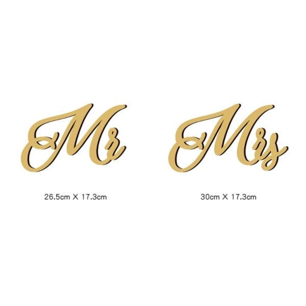 Hölzerne „Mr.“- und „Mrs.“-Schilder zur Stuhldekoration bei Hochzeiten.