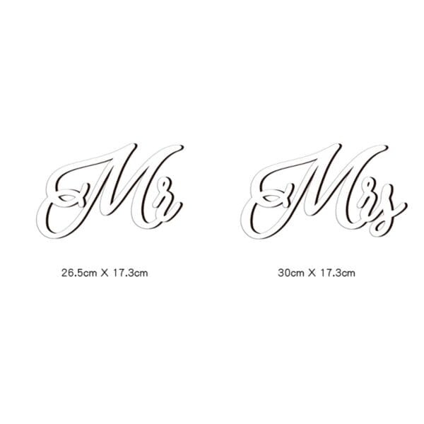 Holzschilder mit der Aufschrift „Mr.“ und „Mrs.“ zur Stuhldekoration bei Hochzeiten. Abgebildete Größen.