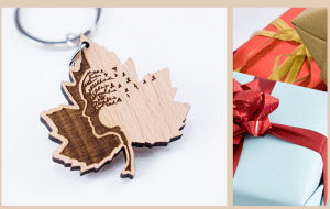 Holz Schlüsselanhänger Ahornblatt mit Gravur, daneben Geschenke.