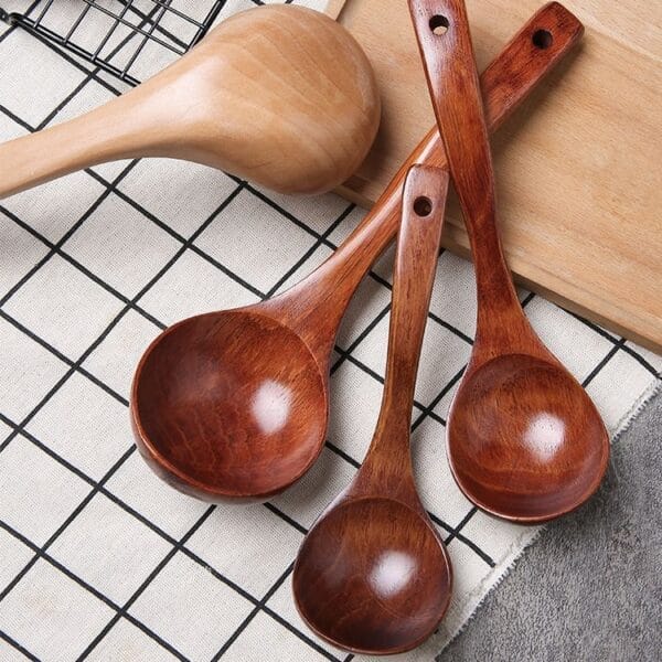 Set aus Suppenkellen aus Holz, inklusive langem Holzlöffel. Perfekt für die Hausmannskost.