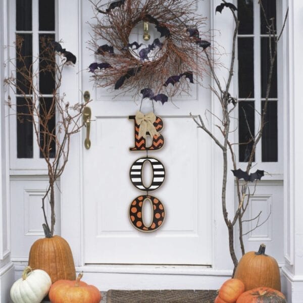 Halloween-Türhänger aus Holz „BOO“ mit orangefarbenem und schwarzem Chevron, Streifen und Tupfen.