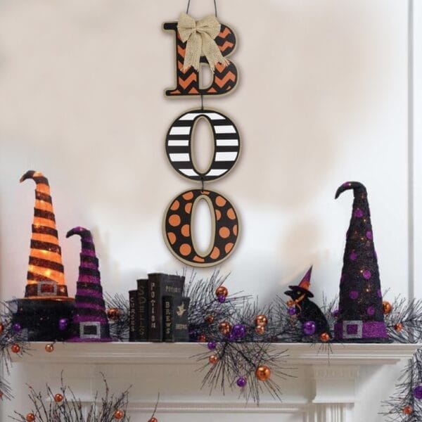 Halloween BOO Wandbehang aus Holz mit Hexenhüten und Girlande.