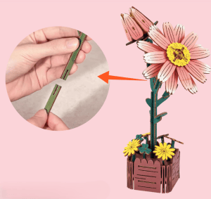 3D-Puzzle aus Holz einer rosa Blume in einem Topf, das zusammengesetzt wird.