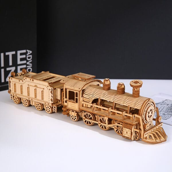 Komplexes 3D-Puzzle-Modell einer Luxusdampflok aus Holz. Ein perfekter Modellbausatz für Erwachsene.
