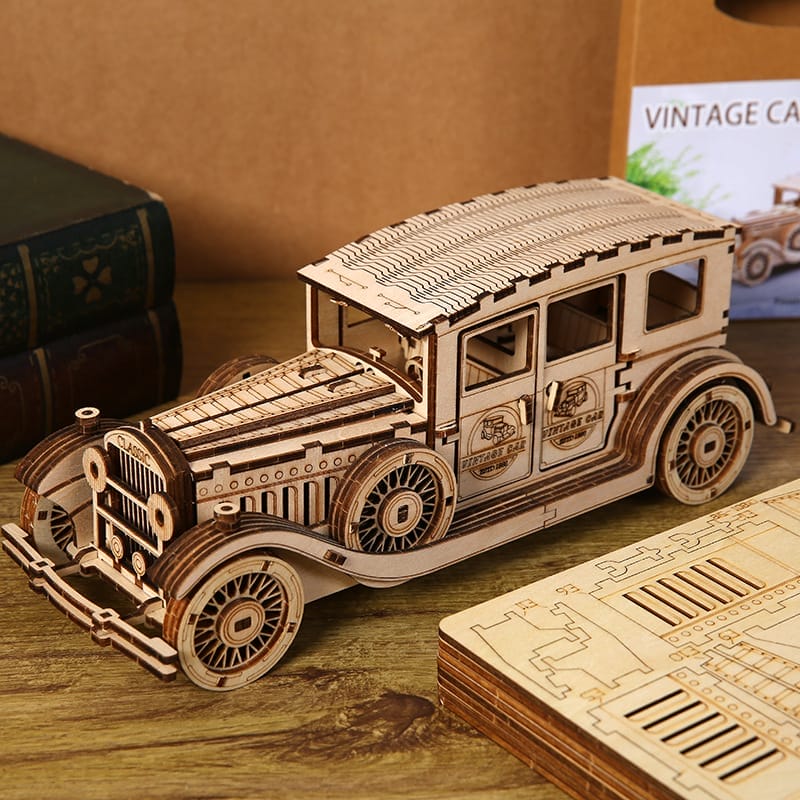 Zusammengesetztes 3D-Holzpuzzle-Automodell. Oldtimer-Design. Klassisches Holzspielzeug.